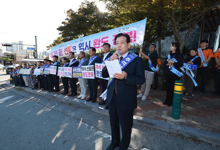 완도군이 10일 관내 주요 기관·단체와 함께 '추석 선물은 완도 전복' 캠페인을 펼치고, 수도권 직거래 장터 판촉 활동에 나서며 전복 어가 지원에 총력을 기울인다.