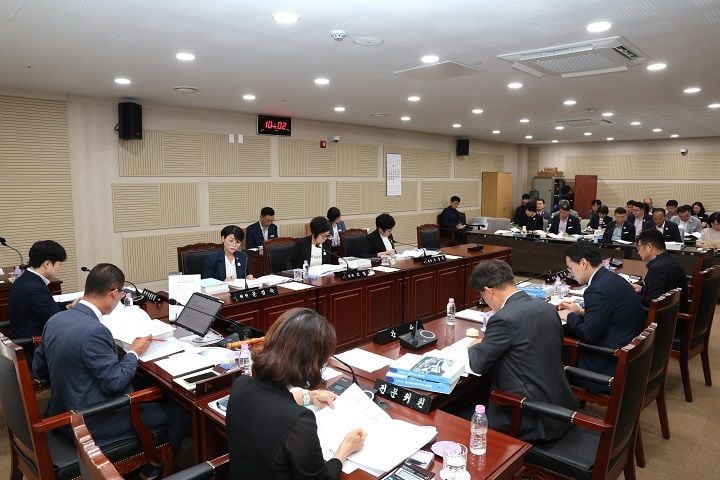 보성군의회가 2025회계연도 세입·세출 결산안과 예비비 지출 승인안을 의결하고 집행잔액과 이월액 최소화 등 재정 운용 개선을 요구했다.