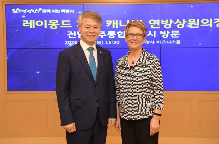 민형배 전남광주통합특별시장이 가네 캐나다 연방상원의장을 만나 비엔날레 및 민주주의 가치 공유를 통한 교류 협력을 논의했다. 인권도시 위니펙과의 도시 간 결연도 검토하기로 했다.