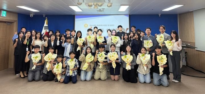 전남·광주 학생의회 대표 30여 명이 전남광주통합특별시교육청 첫 의정교류를 통해 혐오·차별 없는 학교 조성을 위한 공동선언문을 채택하고 실천 과제를 발표했다.