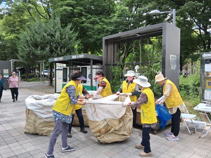 전남광주통합특별시 서구 자원순환가게의 재활용품 수거량이 전년 대비 49.3% 증가한 6만 1552㎏을 기록했다. 무인회수기와 유가보상비를 확충해 회수율을 올렸다.