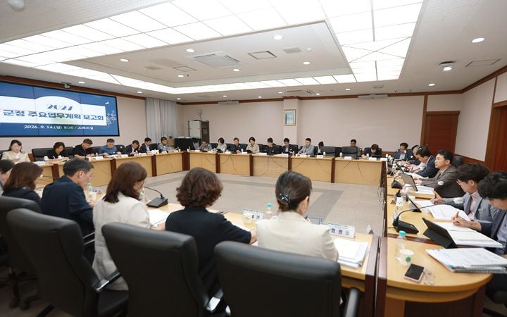 함평군이 14일 2027년 군정 주요업무계획 보고회를 열고 총 6,172억 원 규모 385개 사업을 점검하며 민선 9기 군정 성과 가시화에 나섰다.