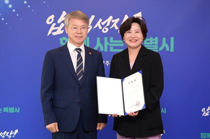 전남광주통합특별시가 14일 개방형 대변인 직위에 배미경 ㈜더킹핀 대표이사를 임명했다. 임기는 2년으로 시정 홍보와 정책 소통을 전담한다.