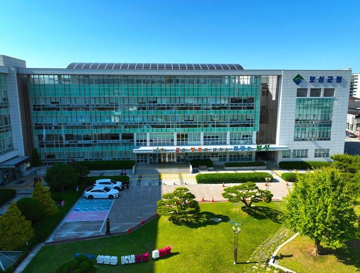 보성군이 14일 '2026년 의전 및 행사 운영 지침'을 개정하고 내빈 소개 자막 전환, 축사 2~3명 제한 등 군민 중심의 의전 간소화를 추진한다.