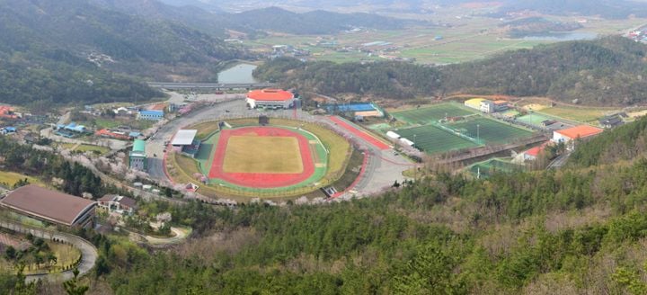 우슬국민체육공원 전경. 해남군이 체육시설 예약 체계를 개편해 전용 구역을 운영하고 2026년 12월 31일까지 해남스포츠파크 축구장 사용료를 전액 면제한다.