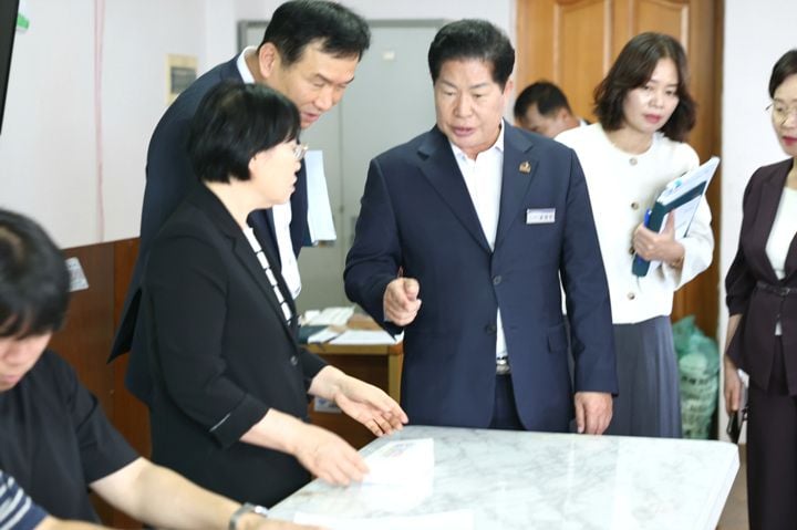 공영민 고흥군수가 14일 과역면 도야마을 민생회복지원금 지급 현장에서 직원들에게 원활한 지급을 당부하고 있다