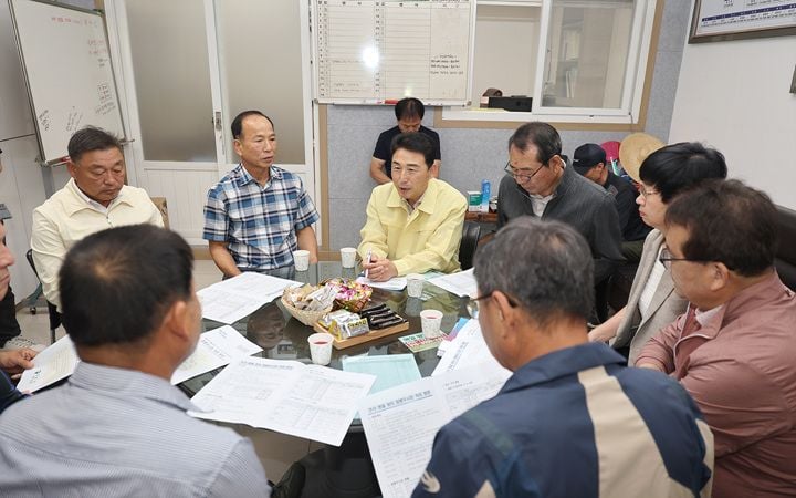이남오 함평군수가 15일 함평우시장을 찾아 축산농가 간담회를 열고 애로사항을 청취했다. 이 군수는 구제역 방역 강화와 한우 유전자원센터 건립 등 축산업 지원을 약속했다.