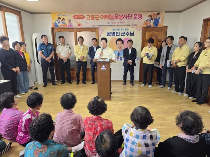 고흥군 어깨동무봉사단이 15일 점암면 장남마을에서 하반기 첫 봉사활동을 전개했다. 공영민 군수가 현장을 방문한 가운데 봉사단은 이미용·의료·수리 등 맞춤형 서비스를 제공했다.