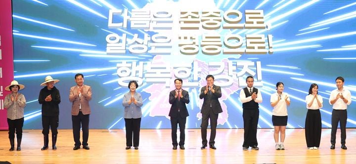 강진군이 15일 강진아트홀에서 250여 명이 참석한 가운데 2026년 양성평등주간 기념행사를 열고 유공자 표창과 배우 정애리 특별강연을 진행했다.