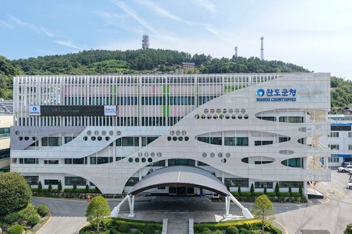 완도군이 15일 관계 부서 간담회를 열고 선정 시 1인당 연 180만 원을 지급하는 농림축산식품부 '농어촌 기본 소득 시범 사업' 공모 준비에 나섰다.
