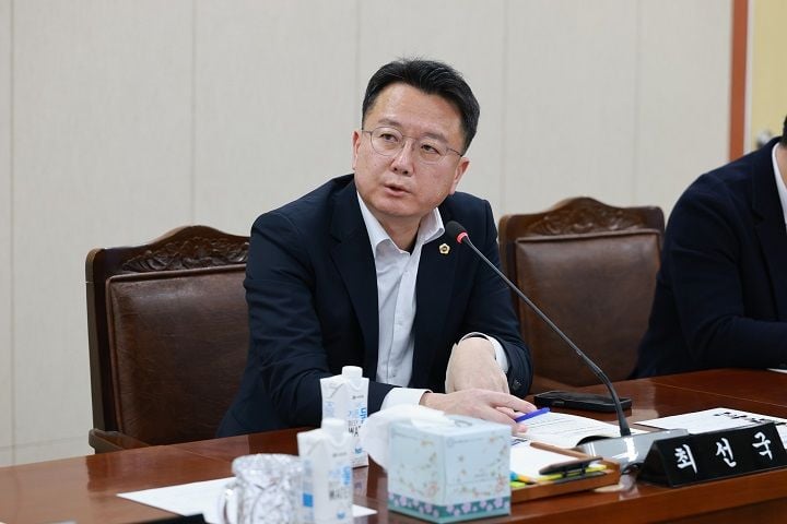 전남광주통합특별시 조직개편안이 상임위를 통과한 가운데 최선국 의원이 핵심 권한의 광주청사 집중과 전남청사의 채무 관리 부담, 별정직 편중을 비판했다.