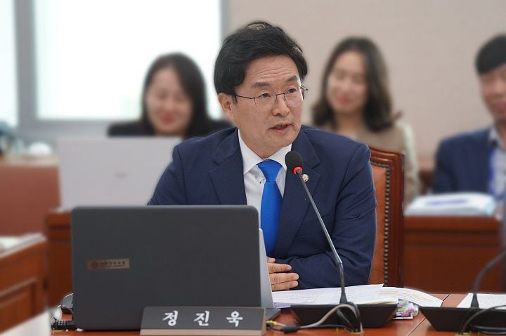정진욱 의원이 감사원의 대왕고래 프로젝트 감사 결과와 관련해 국정감사에서 제기한 의혹이 확인됐다고 밝혔다. 감사원은 검증 부족과 부당 입찰, 시추 일정 단축 등을 지적했다.