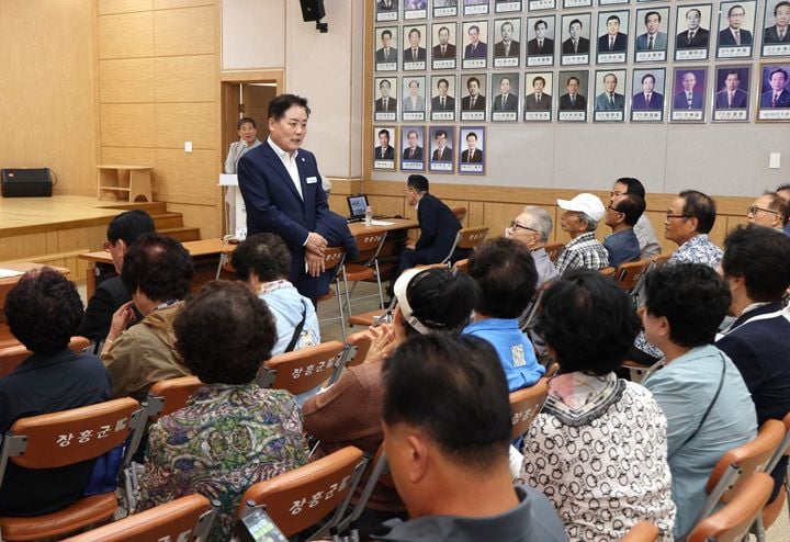 장흥군이 15일 제595회 장흥학당 연찬회를 개최했다. 최덕림 전 순천만국가정원 총감독이 강사로 나서 공직자의 발상 전환과 적극행정을 통한 지역 혁신 방안을 전했다.