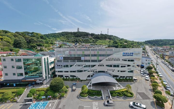 완도군이 9월 24~27일 추석 연휴를 맞아 9개 분야 종합 대책을 추진한다. 24시간 상황실 가동과 비상 진료, 물가 점검, 쓰레기 수거 등을 실시해 군민 안전을 확보한다.