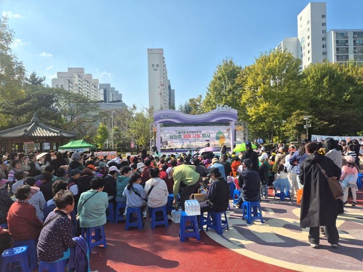 전남광주통합특별시 북구가 11월까지 2억6천만 원을 투입해 34개 골목형상점가 공동마케팅을 지원한다. 상인회가 직접 기획한 영수증 이벤트 등으로 골목상권 활성화에 나선다.