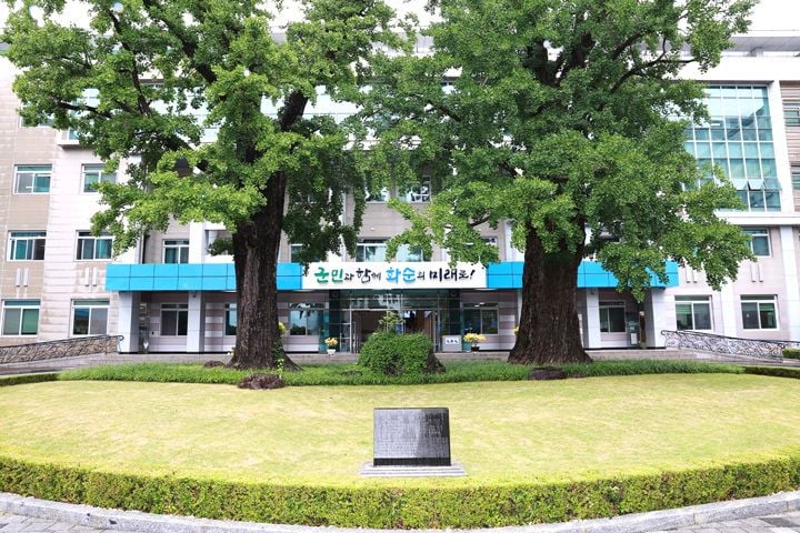화순군이 17일 민선 9기 공약사업 6대 분야 59개 과제를 확정했다. 생물의약 제2산단 조기 완공, 광주-화순 광역철도 추진 등 핵심 사업을 내년부터 본격 시행한다.