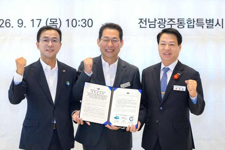 여수·순천·광양 3개 시가 17일 국립순천대 의대 및 대학병원 설립 신속 추진을 촉구하는 공동건의문을 채택했다. 손훈모 순천시장은 84만 동부권 주민의 의료권 확보를 강조했다.