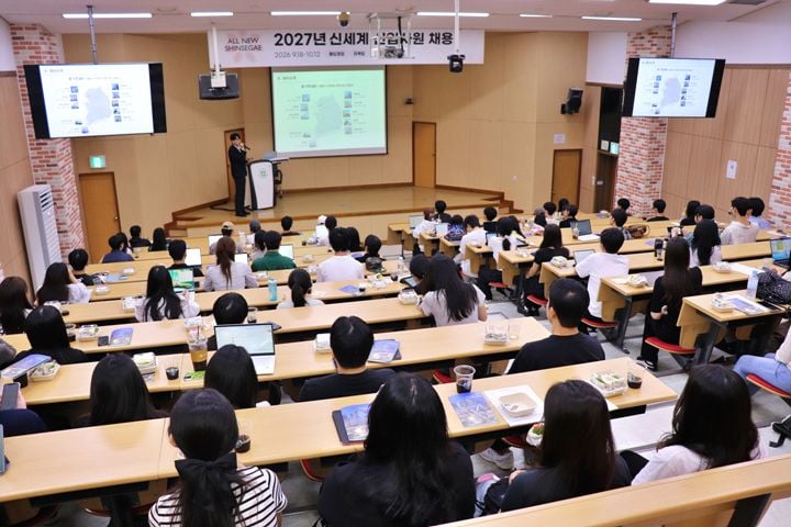 광주신세계가 17일 전남대에서 2027 신세계그룹 신입공채 '캠퍼스 리크루팅'을 열었다. 지방 유일 채용행사로 현직자 상담과 런치 설명회를 통해 지역 인재 발굴에 나섰다.