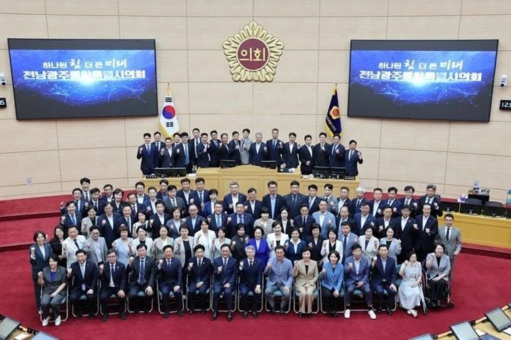 전남광주통합특별시의회가 행정기구 설치 조례 개정안과 2026년도 첫 추경안 등 16개 안건을 의결하고 11일간의 정례회를 마무리했다.