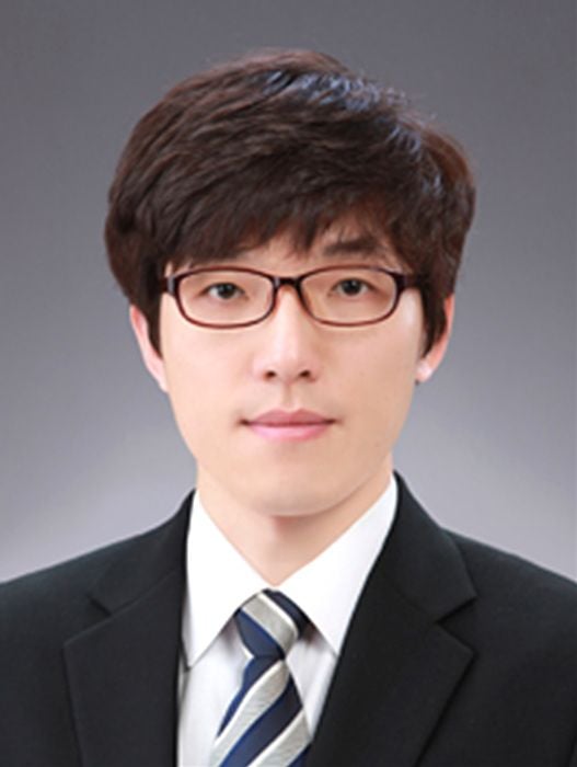 서구 김종성 주무관이 심야시간대 쌍촌동 노후 공동주택 화재를 초기 감지해 주민들을 대피시키고 인명피해를 막아 감사장을 받는다.