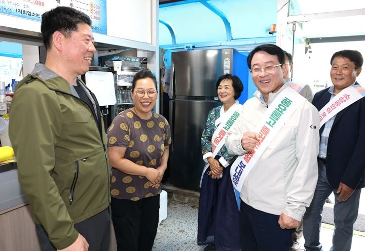 강진원 강진군수가 추석을 앞두고 중앙로와 도깨비시장길 상가를 방문해 상인들을 격려하고 골목상권 소비 촉진에 나섰다.