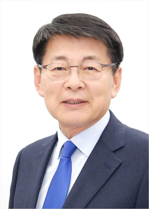 한국마사회가 공식 검토 보고서 없이 30년 역사의 탁구단과 유도단 해체를 구두 통보해 논란이다. 서삼석 의원은 절차적 문제를 지적했다.