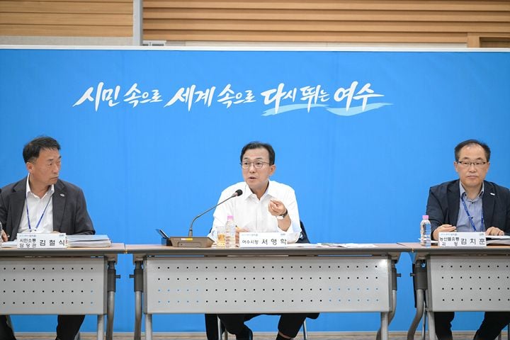 여수시가 18일 민선9기 공약이행 보고회를 열어 77개 공약과 제안사항을 점검했다. 서영학 시장은 시민 체감 성과 창출을 다짐했다.