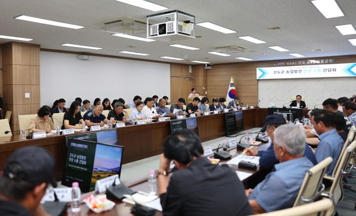 진도군이 농업 발전 현장 소통 간담회를 열고 농가 의견을 청취했다. 가을배추 가뭄 피해 예방을 위해 예비비 8000만 원을 긴급 투입해 용수 확보에 나선다.