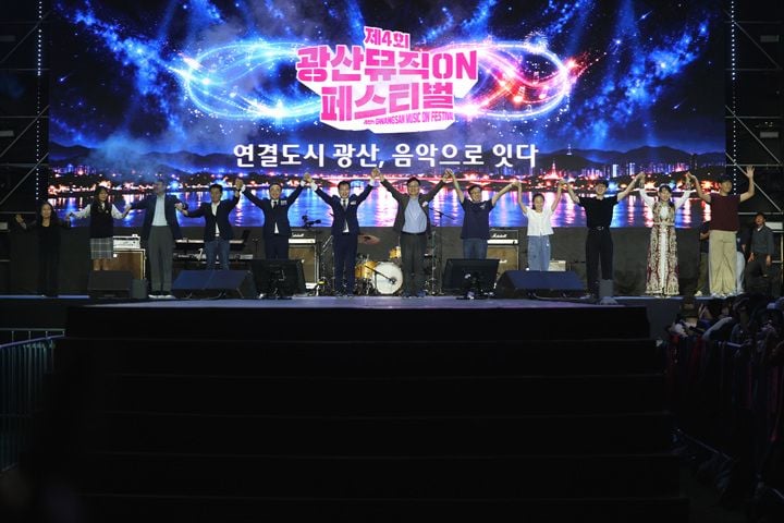 제4회 광산뮤직온페스티벌이 9만 8천 명의 역대 최대 방문객을 기록하며 성황리에 끝났다. 자우림, 다이나믹 듀오 등 최정상 라인업과 에어쇼, 안전 관리가 어우러져 도심 피크닉 축제의 위상을 확립했다.