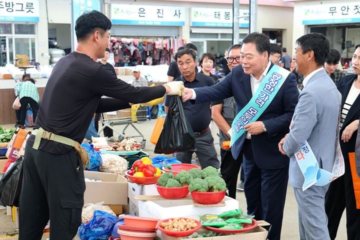무안군이 추석을 맞아 14~21일 전 공직자 전통시장 장보기 행사를 개최했다. 1,590만 원 규모의 온누리상품권 환급과 물가 안정 캠페인을 병행해 지역 경제 활성화를 도모했다.