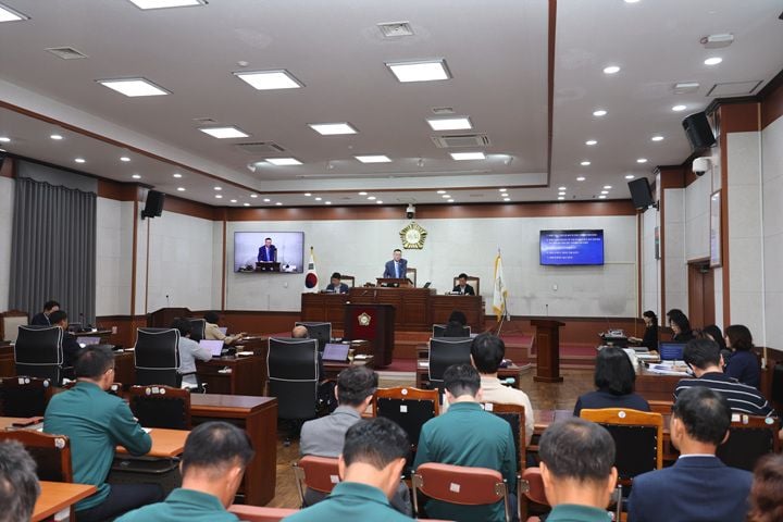 장흥군의회가 제309회 정례회를 마치며 돌봄노동자 조례를 의결했니다. 군 재정 부담을 덜기 위해 의원 해외연수비 등 6천여만 원의 예산도 솔선해 반납했다.