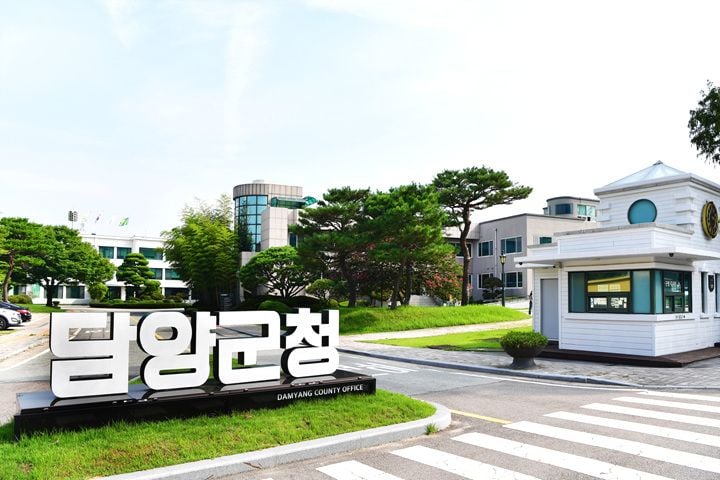 담양군이 9월 24~27일 추석 명절 종합대책을 시행한다. 128명 비상근무 인력 투입, 죽녹원 교통 지도, 24시간 재난상황실 및 비상진료체계를 가동한다.
