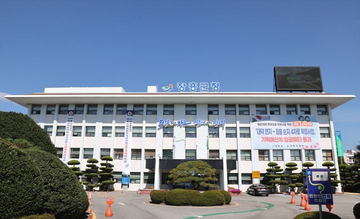장흥군이 제3회 추경 7,038억 원을 확정하며 개청 이래 첫 예산 7천억 시대를 열었다. 국도 23호선 확장 예타 통과와 함께 지역 개발 및 복지 투자를 확대한다.