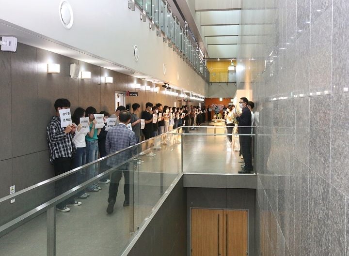 광주문화재단 노동조합이 전남문화재단과의 통합 과정에서 존치기관 결정권을 특별시에 위임하는 방안에 반대하며 동일한 평가 기준과 공론화를 촉구했다.광주문화재단 직원 침묵시위