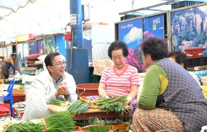 서영학 여수시장이 추석을 맞아 22일과 23일 여수·여천권 전통시장을 찾아 민생 현장을 점검했다. 여수시는 상품권 환급 행사 등 물가 안정 시책을 추진한다.
