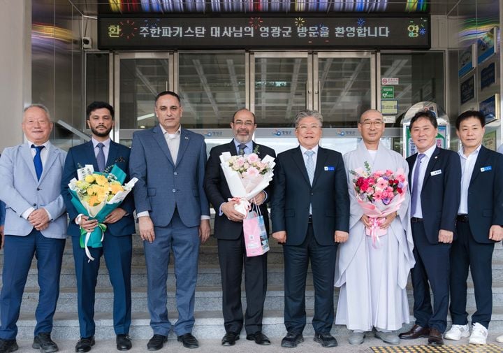 영광군이 21일 주한 파키스탄 대사와 면담을 갖고 마라난타 존자 연계 문화 교류, e-모빌리티 산업 협력, 외국인 계절근로자 도입 등 협력 방안을 논의했다.