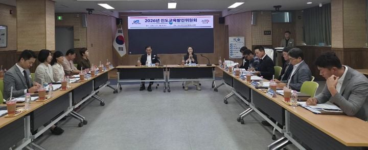 진도교육지원청과 진도군청이 22일 진도교육발전위원회 정기회를 열고 폐교 활용, 코딩 캠프 등 교육 현안 협력을 약속했다.