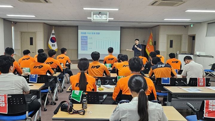 담양군이 21일 담양소방서 대원을 대상으로 찾아가는 심리지원 프로그램 ‘직장인 마음 잡고’를 운영해 마음건강 관리를 도왔다.