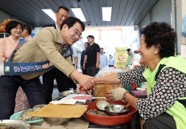 강진군이 추석을 앞두고 강진읍시장에서 장보기 및 물가안정 캠페인을 실시했다. 강진원 군수와 공직자들은 제수용품을 구매하고 현장 애로사항을 청취하며 지역 경제 활성화에 힘을 보탰다.
