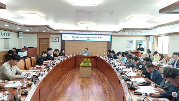 영암군이 주민참여예산위원회를 열고 공공형 키즈카페 등 군민제안사업 12건과 주요 재정사업 26건을 심의했다. 검토를 거쳐 2027년도 본예산에 최종 반영할 계획이다.