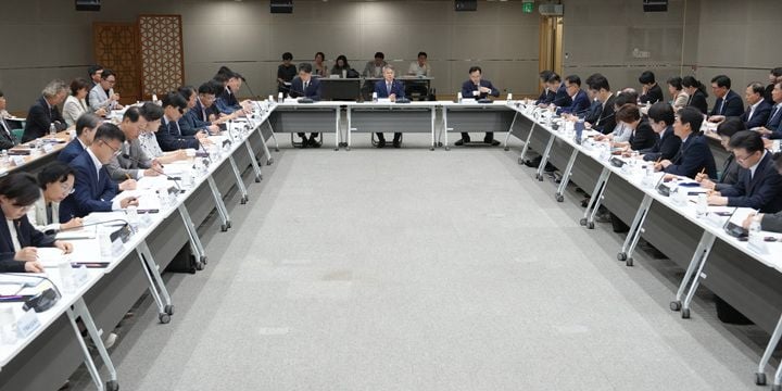 전남광주통합특별시가 12개 공공기관 통합을 추진하며 2027년 1월 출범을 목표로 잡았다. AI 기반 남빛 기본돌봄 모델 도입 등 시민 중심의 공공서비스 체계를 구축한다.