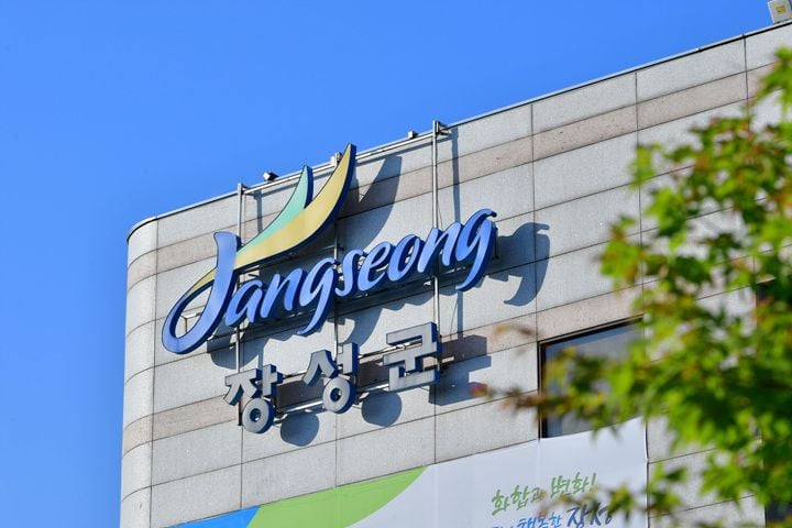 장성군이 사회복지시설 정규직 종사자 250여 명에게 연 10만 원 상당의 복지포인트를 장성사랑상품권으로 지급한다