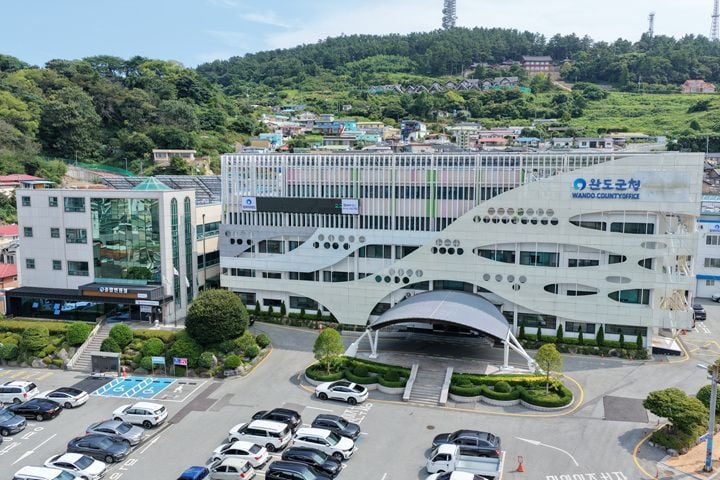완도군이 '당선인에게 바란다'를 통해 접수된 126건의 제안 중 32건을 채택해 군정에 반영한다. 공설운동장 24시간 개방 등 생활 밀착형 정책을 가동한다.