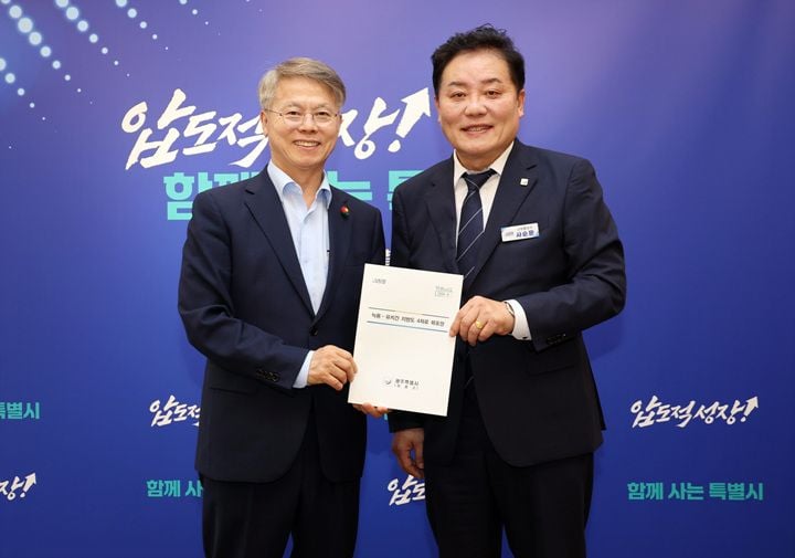 사순문 장흥군수가 민형배 전남광주통합특별시장을 만나 해양·농생명산업특구 지정, 농어촌 기본소득, 지방도 817호선 확포장 등 지역 핵심 현안 지원을 건의했다.