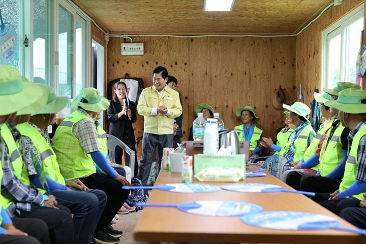 고흥군이 보건복지부 노인일자리 평가에서 전남광주 권역 유일 우수 지자체로 선정됐다. 수행기관 2곳도 최우수상을 받았으며, 군은 올해 208억 원을 투입해 일자리를 제공한다.