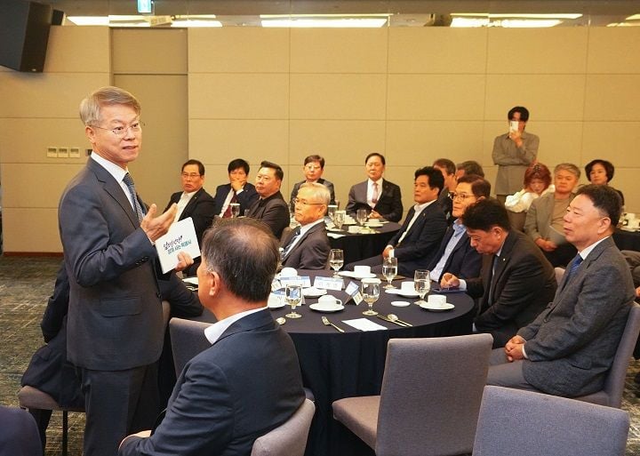 민형배 전남광주통합특별시장이 광주경제포럼에서 호남 반도체 메가클러스터를 ‘천년의 기회’로 규정하고 현 정부 임기 내 사업 안착과 앰코 추가 투자 가능성, 용수 확보 대책을 밝혔다./전남광주통합특별시 제공