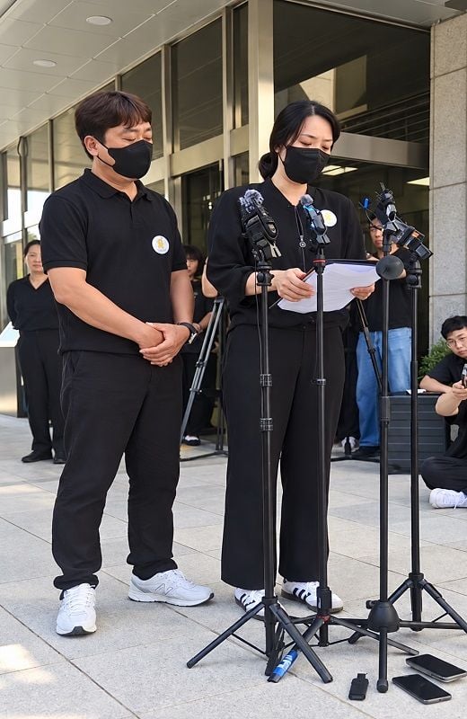 17세 이채원 양 살해 사건 1심에서 가해자에게 무기징역이 선고된 가운데, 유가족이 사형 미선고에 반발하며 경찰 수사 과정과 증거 관리 의혹에 대한 철저한 진상 규명을 촉구했다.