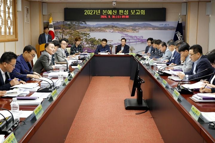 신안군이 30일 김태성 군수 주재로 '2027년도 본예산 편성 보고회'를 열고 유사·중복 사업 조정 및 민선 9기 핵심 공약 재원 배분을 위한 사업 점검을 진행했다.