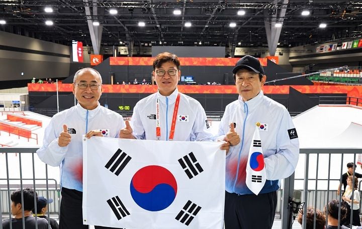 사진 왼쪽부터 유명호 대한롤러스포츠연맹 대외협력고문, 김경석 대한롤러스포츠연맹 회장, 배우 김응수 연맹 홍보대사.