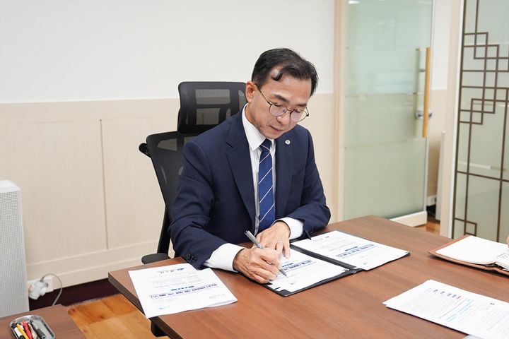 여수시가 시민주권위원회 구성, 24시간 AI 민원 시스템, 관급자재 심의 확대 등 시민 중심 행정 혁신을 위한 14대 핵심 과제를 확정했다.